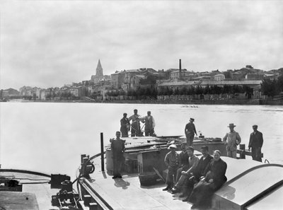 Barcaioli sul Rodano vicino a Bourg Saint Andreal, inizio XX secolo da French Photographer